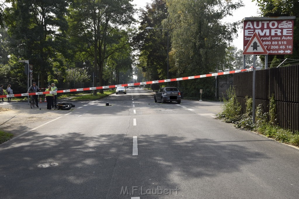 Schwerer Krad PKW Unfall Koeln Muelheim Am Springborn Cottbuserstr P072.JPG - Miklos Laubert